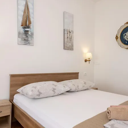 Kapetan Jure Apartment *